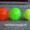 Hundespielzeug Ball orange und grün im Größenvergleich mit Tennisball 3